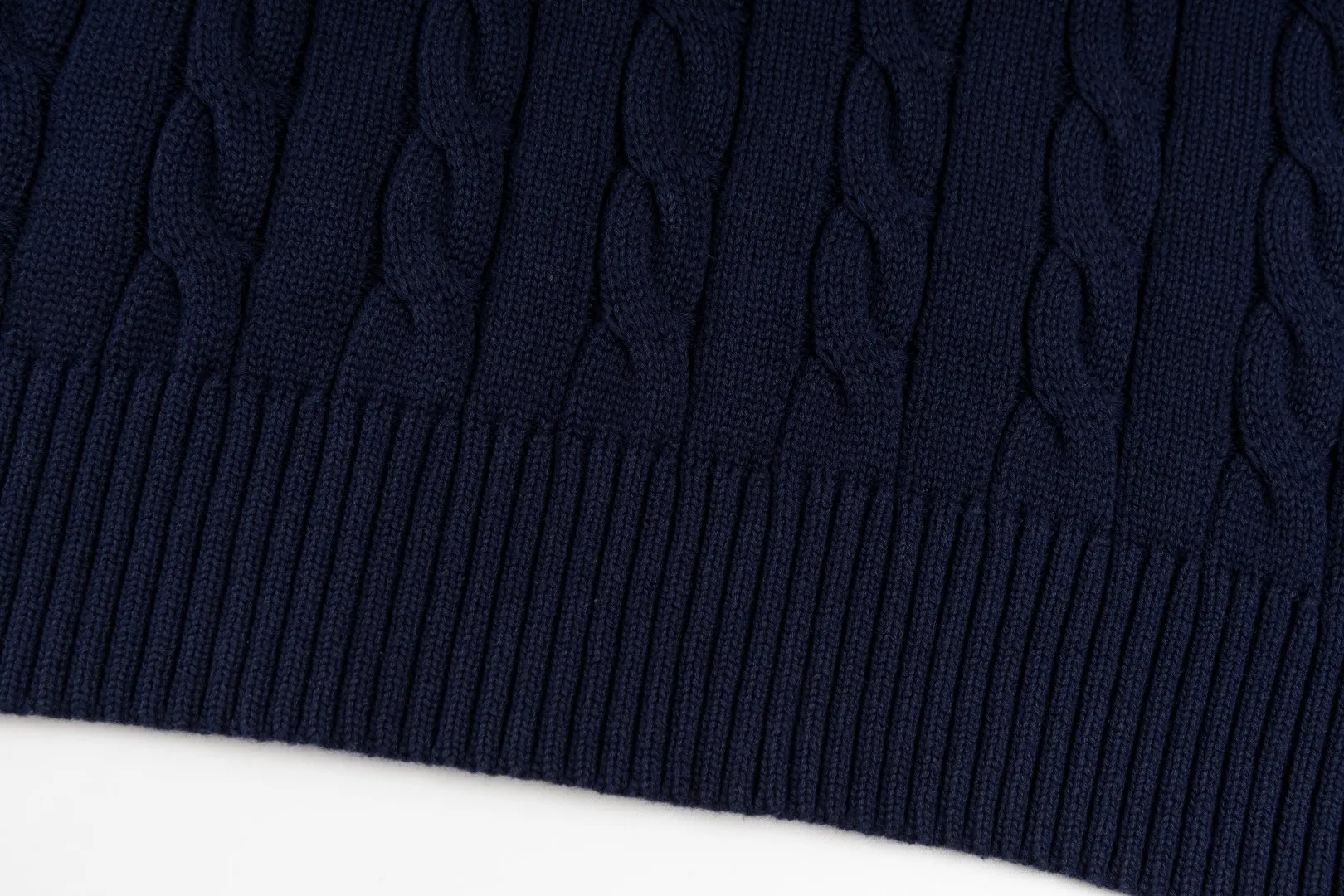 P236 #R92 RALPH LAUREN Ralph Lauren fifteen colors classic small label embroidery logo turtleneck pullover half-zip knitted cable sweater with high-density LOGO embroidery on the chest and original customized tag accessories. Made of pure cotton yarn, pure cotton is skin-friendly and comfortable, small label war horse embroidered twist turtleneck sweater 🐎 high quality, follow the blogger to learn how to wear it! Let’s buy a Ralph Lauren cable sweater. It’s a super hard-to-find series after it became popular. It’s hard to find one on the official website. It’s simple and practical to wear, with a lazy and loose feel. The thickened fabric has more texture, feels soft and delicate, and has a loose fit. Whether worn alone or layered, you can wear different styles of fashion with just one piece!   Size：XS S M L